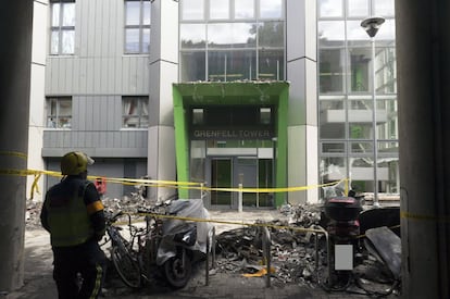 Entrada del edificio que ardió el pasado 14 de junio en la capital británica.