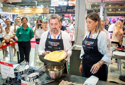 En la imagen, Ramón Rodríguez, del restaurante O Cabo, prepara la tortilla con la que quedó en segundo puesto en el campeonato, en una imagen proporcionada por la organización.