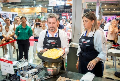 En la imagen, Ramón Rodríguez, del restaurante O Cabo, prepara la tortilla con la que quedó en segundo puesto en el campeonato, en una imagen proporcionada por la organización.