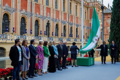 El presidente andaluz, Juan Manuel Moreno, asiste junto al actor Paco Tous y el resto de representantes políticos y miembros del Gobierno andaluz al izado de la bandera de Andalucía en el jardín del Palacio de San Telmo, en Sevilla.