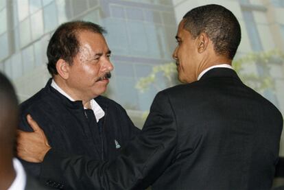 El presidente de EE UU, Barack Obama, saluda al presidente de Nicaragua, Daniel Ortega, durante la V Cumbre de las Américas en abril de 2009.