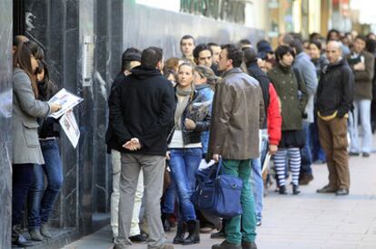 Cerca de 100 personas esperaban desde las ocho y media de la mañana para realizar un <i>casting</i> en el que tenían que demostrar su dominio de francés e inglés. El parque temático busca 600 trabajadores para atención al público, animación y para sus restaurantes y hoteles.