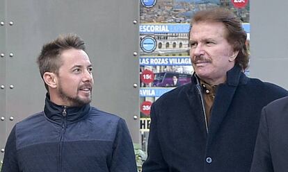 Edmundo 'Bigote' Arrocet con su hijo Alexis Arrocet Legard, en diciembre de 2016 en Madrid.