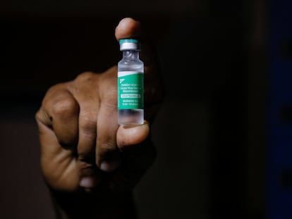 Un hombre muestra un vial de la vacuna Covishield de AstraZeneca llegada a Ghana el pasado 24 de febrero.