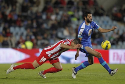 Domínguez despeja un balón ante la presencia de Güiza.