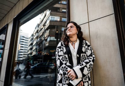 Alexandra Furnea, junto a un edificio en la calle Ventura Rodríguez de Madrid.