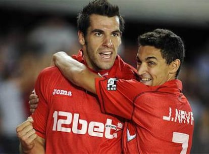 Álvaro Negredo celebra su gol ante el Xerez con Jesus Navas.