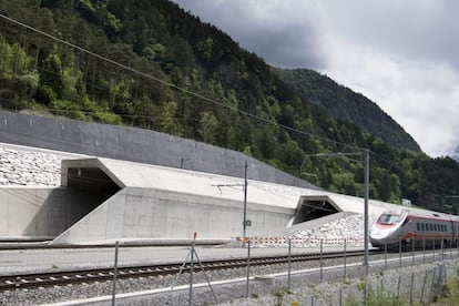 Vista de la entrada del nuevo t&uacute;nel ferroviario de base de San Gotardo, ubicado en el sur de Suiza hoy 31 de mayo de 2016. El t&uacute;nel ser&aacute; inaugurado ma&ntilde;ana y batir&aacute; dos r&eacute;cords simult&aacute;neamente: el de m&aacute;s largo (57,1 kil&oacute;metros) y de m&aacute;s profundo del mundo (2,3 kil&oacute;metros). 