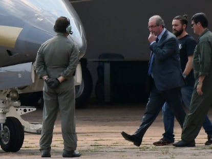 Preso, Eduardo Cunha é levado para avião da PF.