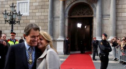 Artur Mas y su esposa, Helena Rakosnik, a la salida del Palau de la Generalitat