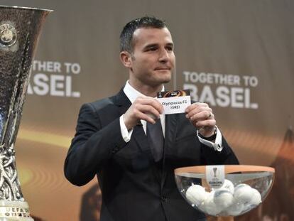 El embajador de la Liga Europa, Aleksander Frei, junto a la copa de campeón de la competición.