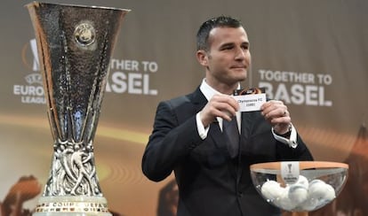 El embajador de la Liga Europa, Aleksander Frei, junto a la copa de campeón de la competición.