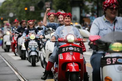 Un año más, el desfile del <a href="http://www.sfpride.org/" target="_blank">Orgullo Gay de San Francisco</a> (esta edición, el 30 de junio) discurrirá por el corazón de la ciudad californiana, a lo largo de Market Street, que contará para la ocasión con un tramo de gradas con asientos (de pago). De entre los distintos grupos que lo integran destacan las moteras (principalmente lesbianas, aunque todas son bienvenidas) y los leather, así como iglesias, políticos y padres, familiares y amigos del colectivo LGTBI. Tras el centenario Desfile de las Rosas de Pasadena, no hay en toda California una manifestación más multitudinaria que esta festiva reivindicación del colectivo lésbico, gay, bisexual y transgénero, una de las más antiguas, famosas y grandes del mundo. Su antesala, el 29 de junio, estará llena de música y mucha fiesta.