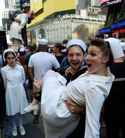 Una copia de la fotograf&iacute;a titulada &quot;Embracing Peace&quot;, de 7&#039;6 metros (25 pies), se exhibir&aacute; en Times Square hasta el pr&oacute;ximo domingo para conmemorar la fecha