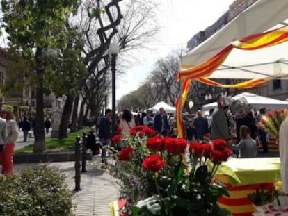 Desenes de persones passegen per la Rambla Nova.