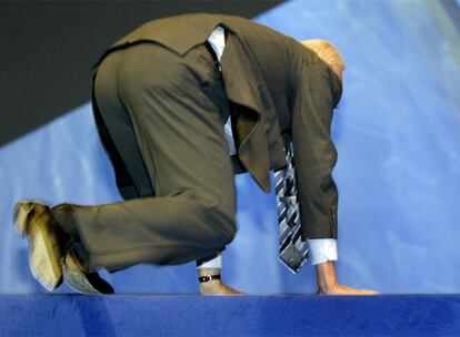 Edmund Stoiber, candidato democristiano a primer ministro en las legislativas de Alemania en 2002. cae al suelo por culpa de un escalón en el acto de apertura de la campaña electoral en Düsseldorf.