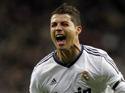 Cristiano celebra su gol de falta frente al Atlético