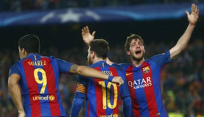 Sergi Roberto, celebra el gol de la remontada junto a Messi y Suárez.