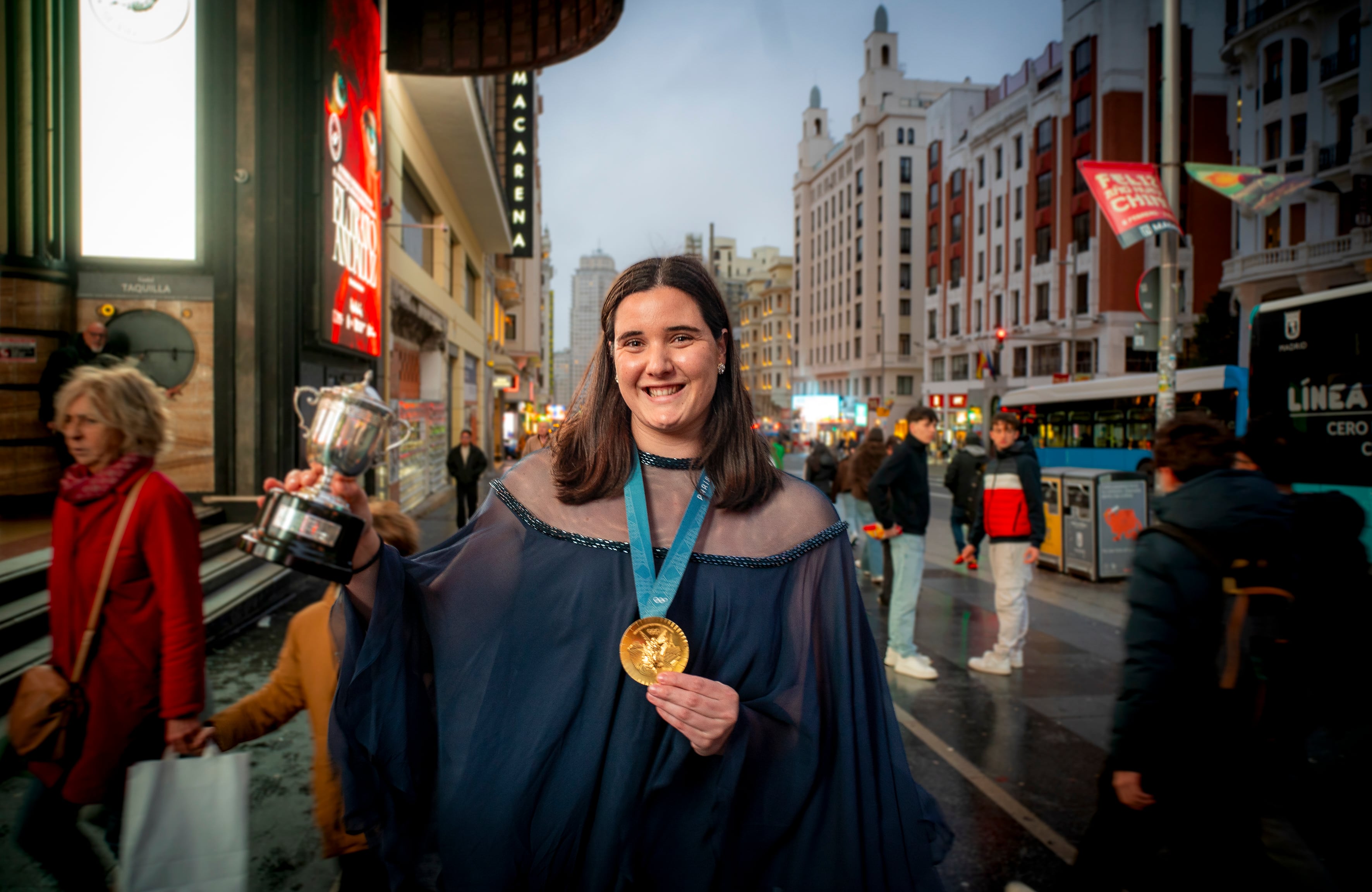 Paula Leitón, sacando pecho con su oro olímpico y su premio Reina Sofía a los valores en el deporte, en la Gran Vía de Madrid.