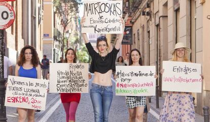 Las actrices de 'Matrioskas', promocionando la obra en la calle.