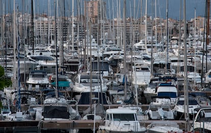 Vista general del Club de Mar de Palma, donde el jueves fue inmovilizado 'Sasha I', supuestamente propiedad del diputado ruso Vladislav Reznik.