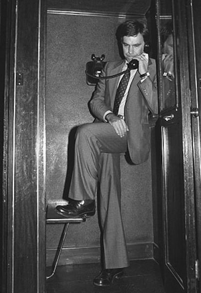 Madrid, 23 de mayo. Felipe González en una cabina telefónica del Palacio de las Cortes, el día que fue ratificado como presidente del Grupo Parlamentario Socialista.