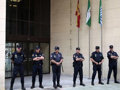 Agentes del Cuerpo Nacional de Policía vigilan la entrada del Ayuntamiento de El Ejido (Almería).