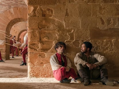 Peter Dinklage con Kelvin Harrison Jr., en Cyrano.