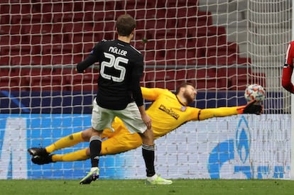 El delantero del Bayern de Múnich Thomas Müller marca de penalti ante Jan Oblak el gol del empate ante el Atlético de Madrid. EFE/JuanJo Martín