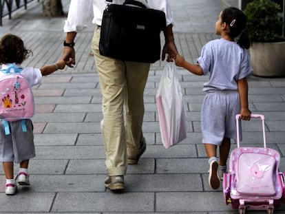 Un padre lleva a sus hijas al colegio en Madrid.