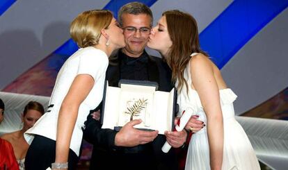 Kechiche, entre Seydoux y Exarchopoulos, con la Palma de Oro.