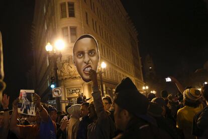 Segidores de los Golden State Warriors celebran el titulo por las calle de  Oakland, California. 