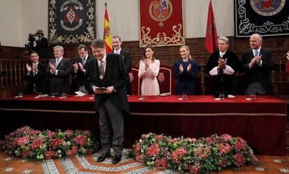 El escritor nicaragüense Sergio Ramírez (c), tras recibir de manos del rey Felipe la medalla y la escultura del Premio Cervantes.