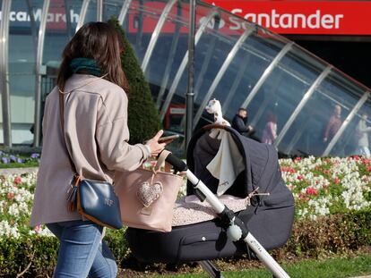 Una madre pasea a su bebé en Bilbao.