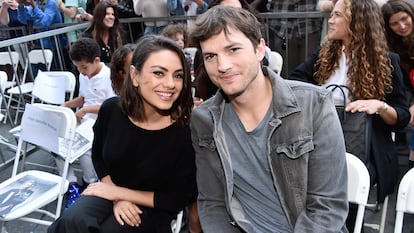 Los actores Mila Kunis y Ashton Kutcher, en el paseo de la Fama de Hollywood en 2018.