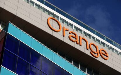 Detalle del logo en la torre corporativa de Orange.