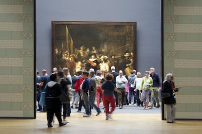 Este museo, uno de los principales del mundo, atesora obras maestras en sus 1.500 metros de galerías. La gente se apiña alrededor del monumental cuadro La ronda de noche, de Rembrandt, y de La lechera, de Vermeer de Delft, y con razón. La primera es un símbolo del Siglo de Oro; la segunda, tan evocadora, que siglos después aún despierta el interés de Hollywood. Pero en el restante centenar de salas del Rijksmuseum (www.rijksmuseum.nl/en) nos esperan tesoros alucinantes: maquetas de barcos antiguos, bárbaras espadas, copas de cristal y linternas mágicas del siglo XVII, cuando los holandeses surcaban los mares en busca de riquezas. Otras galerías muestran la delicada porcelana azul y blanca de época de Delft, y casas de muñecas tan exquisitamente decoradas que valen más que una vivienda de verdad. Se podría estar semanas admirando las bellas y curiosas colecciones que hay por todos los rincones del museo. De hecho, si se curiosea lo suficiente, se hallarán obras de Van Gogh y del movimiento CoBrA del siglo XX.