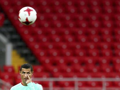 El delantero de la selecci&oacute;n lusa, Cristiano Ronaldo durante un entrenamiento.
 
 
 