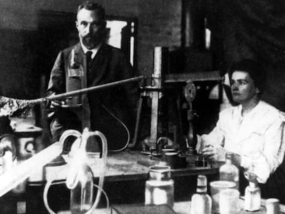 Imagen de Pierre y Marie Curie en su laboratorio. Reproducido del libro <i>Marie Curie y la radioactividad,</i> de José Manuel Sánchez Ron.