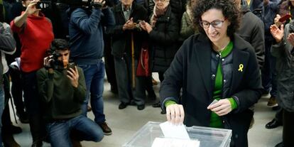 Marta Rovira vota en un col·legi electoral de Vic.