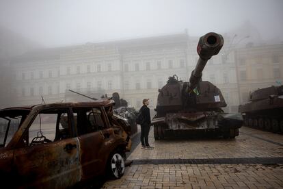 Un hombre pasea por entre tanques rusos destruidos en exhibición en el centro de Kiev, este sábado por la mañana.