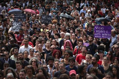 Centenas de manifestantes protestaram contra o assassinato da vereadora e de seu motorista no Rio.