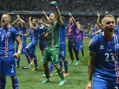 Jugadores de la selecci&oacute;n islandesa celebrando el triunfo ante Inglaterra con sus aficionados.