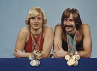 Dos nadadores de la RDA exhiben sus medallas en los JJ OO de Montreal 1976.