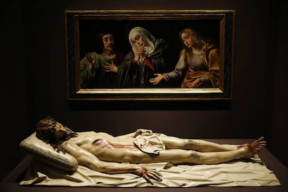 Conjunto de la antigua sala capitular del Real Monasterio de la Encarnación de Madrid, con un Cristo yacente de Gregorio Fernández.