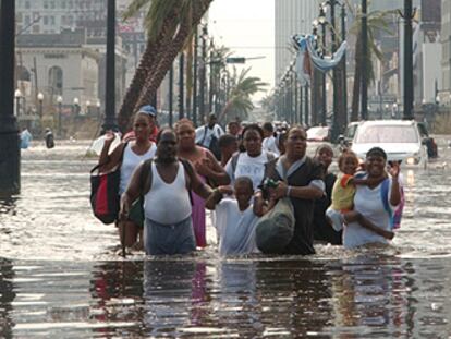 Decenas de personas avanzan el pasado agosto por Canal Street, en Nueva Orleans, inundada tras el paso del  Katrina.