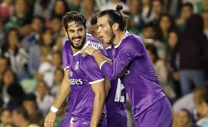 Bale felicita a Isco por su segundo gol.
