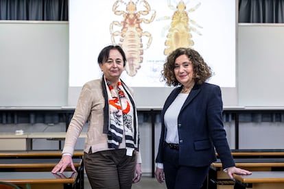 Mara Morales Surez-Valera y Adela Valero, en la Facultad de Farmacia de la Universidad de Valencia.