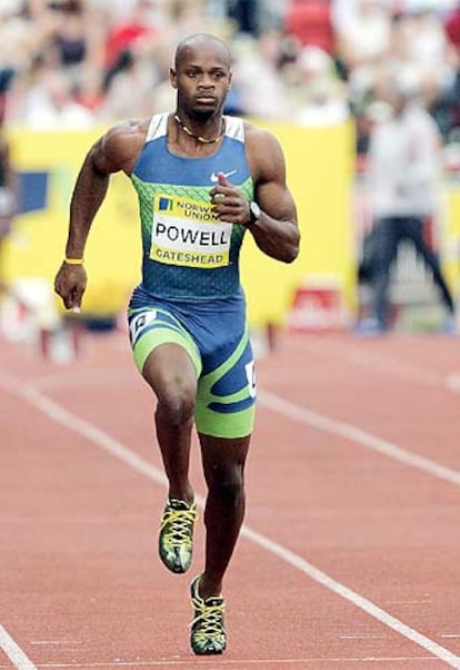 Asafa Powell, durante la carrera de ayer.