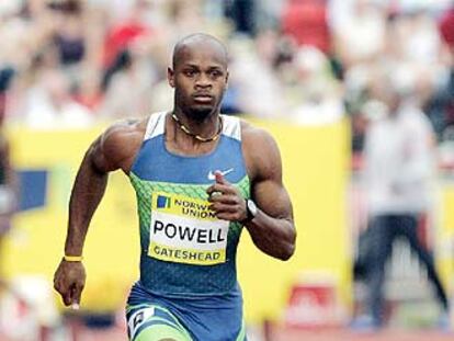 Asafa Powell, durante la carrera de ayer.